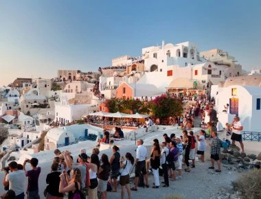 Ελληνικός τουρισμός 2005-2017: Οτι κέρδισε σε αφίξεις το έχασε σε έσοδα και σε αύξηση εξόδων φιλοξενίας!